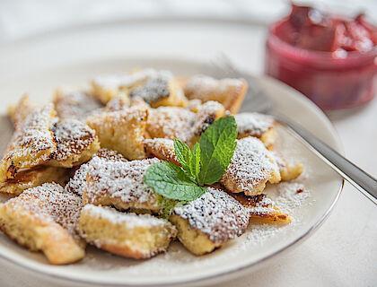 Fertiggericht Kaiserschmarrn serviert am Teller mit Kompott