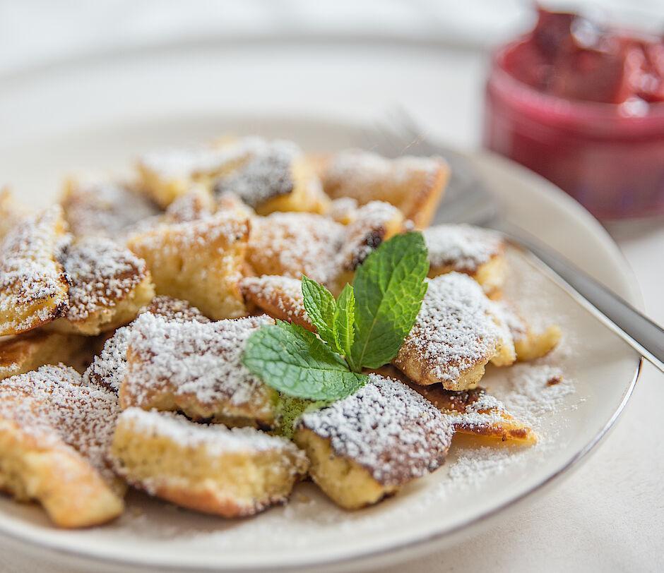 Fertiggericht Kaiserschmarrn serviert am Teller mit Kompott