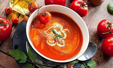 Tomatencremesuppe im Teller serviert 