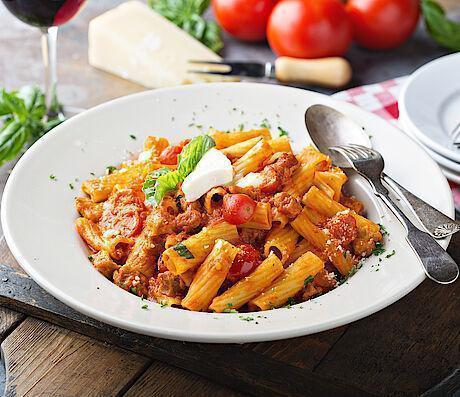 Pasta Fertiggericht Tomate Mozzarella im Teller serviert